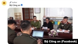 Hình ảnh trích xuất từ video do Bộ Công an công bố hôm 16/1 cho thấy ông Đặng Hoàng Hà đọc Bản cam kết trước các nhân viên công an về việc đăng tải các nội dung bị cho là sai sự thật về Nghị định 168. 