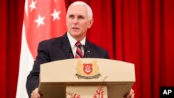 Phó tổng thống Mỹ Mike Pence phát biểu tại cuộc họp báo chung ở dinh tổng thống Singapore ngày 16/11/2018.