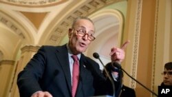 Lãnh đạo hàng đầu của đảng Dân chủ tại Thượng viện Chuck Schumer trao đổi với báo chí tại Điện Capitol, ngày 14/3/2017.