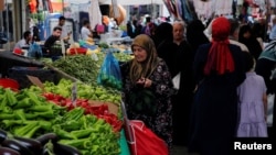 Enflasyon Mayıs’tan bu yana her ay yüzde 1,64 ile yüzde 3,23 arasında değişen artışlar gösterse de, baz etkisi ile yıllık bazda düşüşüne devam ediyor.