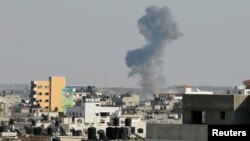 Khói bốc lên sau một cuộc không kích của Israel vào thành phố Gaza, ngày 19/8/2014.