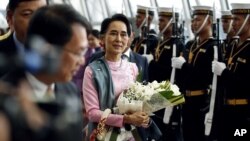 Bộ trưởng Ngoại giao Myanmar Aung San Suu Kyi tại sân bay Suvarnabhumi, Thái Lan, ngày 23/6/2016. 