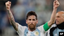 Lionel Messi vui mừng sau chiến thắng trước Nigeria.