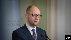 Thủ tướng Ukraina Arseniy Yatsenyuk trả lời câu hỏi của các nhà báo sau phiên họp khẩn của quốc hội ở Kyiv, Ukraina, 3/2/14