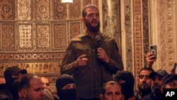 Abu Mohammed al-Golani pran la pawol nan Moske Umayyad la nan vil Damas, 8 Desanm, 2024. 