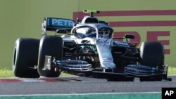 Tay đua người Phần Lan Valtteri Bottas lái chiếc Mercedes thắng giải Công thức 1 tại vòng đua Suzuka ở Suzuka, miền trung Nhật bản, ngày 13/10/2019. 