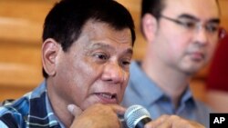 Tổng thống đắc cử Philippines Rodrigo Duterte trả lời họp báo tại Davao, ngày 16/5/2016.