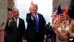 Tổng thống Trump trong chuyến thăm Việt Nam đầu năm ngoái.