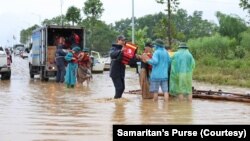 Nhân viên của Samaritan’s Purse tại Việt Nam trao vật phẩm cứu trợ cho người dân vùng lũ.