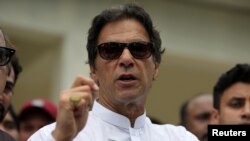 عمران خان عام انتخابات کے دوران اسلام آباد میں اپنا ووٹ ڈالنے کے بعد میڈیا سے گفتگو کر رہے ہیں۔ 25 جولائی 2018