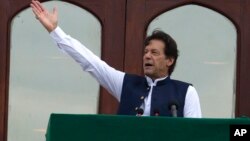 وزیر اعظم عمران خان اسلام آباد میں پرائم منسٹرآفس سے کشمیریوں سے یکجہتی کی ریلی سے خطاب کر رہے ہیں۔ 30 اگست 2019