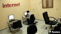 Một người dùng Internet tại một chi nhánh của công ty viễn thông của nhà nước ở Havana, ngày 4 tháng 6, 2013. 