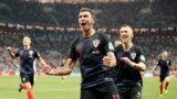 Mario Mandzukic mừng bàn thắng thứ hai trong trận bán kết hạ đội Anh tại World Cup 2018, ngày 11/7/2018.