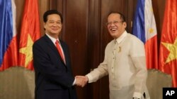 Tổng thống Philippines Benigno Aquino III chào đón Thủ tướng Việt Nam Nguyễn Tấn Dũng tại Dinh Malacanang ở Manila, ngày 21/5/2014.