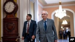 Lãnh đạo khối Thiểu số Thượng viện Mitch McConnell, tiến vào phòng họp để bỏ phiếu về viện trợ cho Ukraine, Israel và các đồng minh khác, ngày 8/2/2024.