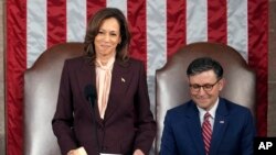 Vis Prezidan Kamala Harris li rezilta eleksyon 2024 la pandan Prezidan Chanm Depite a, Mike Johnson (Lwizyann) koute pandan yon sesyon konjwen Kongre Etazini pou setifye e konfime vwa elektoral ki bay Prezidan-eli Donald Trump la viktwa, 6 Jan, 2025. 