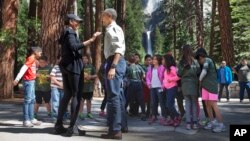 Tổng thống Obama và Đệ nhất phu nhân Michelle Obama gặp gỡ các trẻ em tại Công viên Quốc gia Yosemite ở California, ngày 18/6/2016.