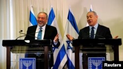 Thủ tướng Israel Benjamin Netanyahu và lãnh tụ đảng Yisrael Beitenu, ông Avigdor Lieberman, trong cuộc họp báo chung tại Jerusalem, ngày 25/5/2016.