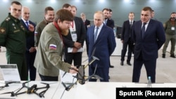 Tổng thống Nga Vladimir Putin đến thăm cơ sở sản xuất drone của Trung tâm Công nghệ Đặc biệt ở Saint Petersburg, Nga, vào ngày 19/9/2024. Nga được cho là đã thành lập một chương trình vũ khí tại Trung Quốc để phát triển và sản xuất drone tấn công tầm xa nhằm sử dụng ở Ukraine.