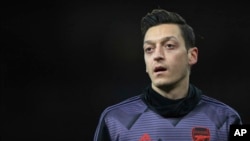 Cầu thủ Mesut Ozil của câu lạc bộ Arsenal Chủ nhật tuần trước chỉ trích Trung Quốc về sự đối đãi của nước này với người Hồi giáo Uighur thiểu số ở Tân Cương.