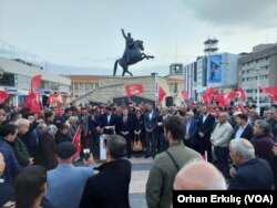 Gaziantep’te Esenyurt Belediye Başkanı Ahmet Özer’in tutuklanması ve belediyeye kayyum atanması iki ayrı eylemle protesto edildi.