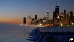 Băng đóng dọc bờ Hồ Michigan ở Chicago trước khi mặt trời mọc, ngày 31/1/2019. (AP Photo/Kiichiro Sato)