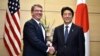 Bộ trưởng Quốc phòng Mỹ Ashton Carter và Thủ tướng Nhật Bản Shinzo Abe tại Tokyo, ngày 8/4/2015.