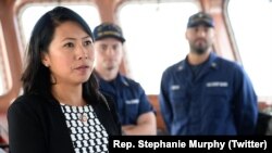 Dân biểu Stephanie Murphy đang phục vụ nhiệm kì thứ hai trong Quốc hội và là một trong những tiếng nói có ảnh hưởng trong cánh ôn hòa của phe Dân chủ.