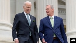 Tổng thống Joe Biden (trái) và Dân biểu Kevin McCarthy.