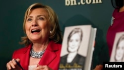 Bà Clinton trong buổi ra mắt hồi ký 'Hard Choices' ở New York 10/6/14