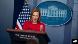 Pot pawol Mezon Blanch Jen Psaki reponn kestyon la press pandan yon rankont nan Mezon Blanch la. 