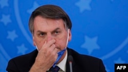 Tổng thống Brazil Jair Bolsonaro bị các thống đốc ở nước này lên án vì ông ưu tiên bảo vệ nền kinh tế hơn các biện pháp giãn cách xã hội để chống lại sự lây lan của virus corona.