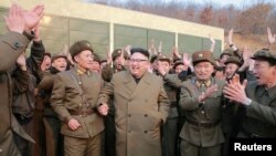 Hãng tin KCNA nói lãnh đạo Bắc Triều Tiên Kim Jong Un đã tới khu vực thử nghiệm và ông Un nói cuộc thử nghiệm đã thành công.