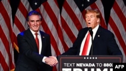 Thống đốc North Dakota Doug Burgum bắt tay cựu Tổng thống khi đó Donald Trump tại một bữa tiệc chính trị ở Las Vegas, Nevada, ngày 8/2/2024.