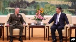 Đại tướng Joseph Dunford, Chủ tịch Ủy ban Tham mưu Hỗn hợp Quân đội Mỹ và Chủ tịch Trung Quốc Tập Cận Bình tại Bắc Kinh ngày 17/8/2017. 