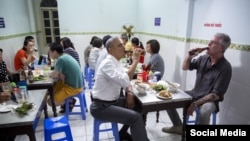 Tổng thống Barack Obama và ông Anthony Bourdain tại Hà Nội, tháng 5/2016. Ông Bourdain từng giới thiệu với khán giả CNN về "bún chửi." (Hình: Twitter Barack Obama)