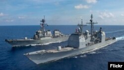 Tàu tuần dương mang tên lửa có điều hướng USS Bunker Hill và tàu khu trục mang tên lửa có điều hướng USS Barry.