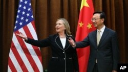 Ngoại trưởng Trung Quốc Dương Khiết Trì (phải) tiếp đón Ngoại trưởng Hoa Kỳ Hillary Clinton khi bà đến thăm Bắc Kinh, 4/9/12