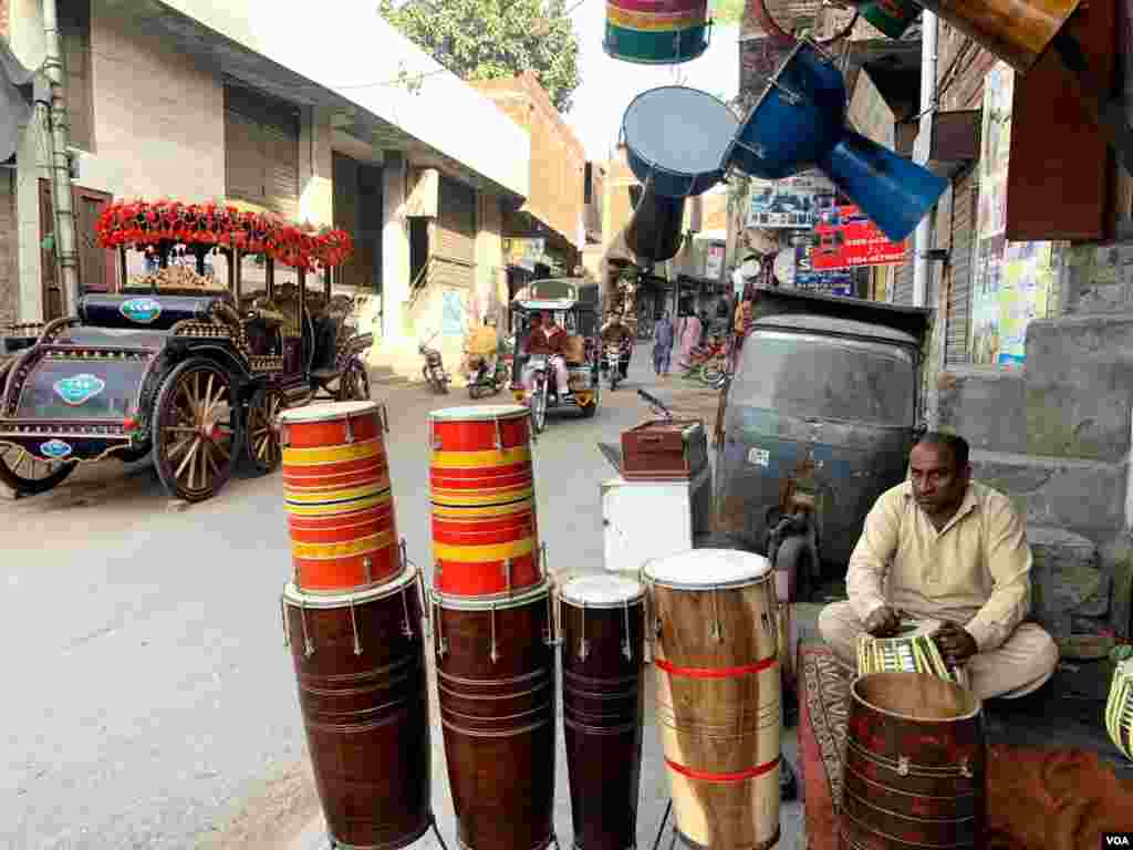 بانسری، ستار، ہارمونیم یا کوئی بھی ساز بجانے والے ان فن کاروں کو انفرادی یا اجتماعی طور پر گروپ کی شکل میں لوگ اپنی تقریبات کے لیے بُک کراتے ہیں۔