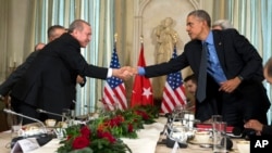 Tổng thống Obama bắt tay Tổng thống Thổ Nhĩ Kỳ Recep Tayyip Erdogan trong cuộc họp tại Paris, ngày 1/12/2015.