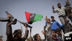 Phe nổi dậy Libya vui mừng sau khi chiếm được thành phố Ajdabiya, phía nam Benghazi, miền đông Libya, thứ Bảy 26/3/2011