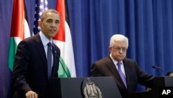 Tổng thống Hoa Kỳ Barack Obama (trái) và Tổng thống Palestine Mamoud Abbas tại cuộc họp báo ở thánh phố Ramallah trong vùng bờ Tây, 21/3/13