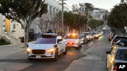 Xe Taxi robot của Waymo ngừng bất thường làm kẹt xe tại San Francisco ngày 15/2/2023.