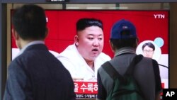 Người qua đường theo dõi tin tức trên đài truyền hình chiếu ảnh Lãnh tụ Triều Tiên Kim Jong Un tại một trạm xe lửa ở Seoul. Thứ Sáu 25/9, ông Kim ngỏ lời xin lỗi về cái chết của một người đàn ông miền Nam bị binh sĩ Triều Tiên bắn chết. (AP Photo/Ahn Young-joon)