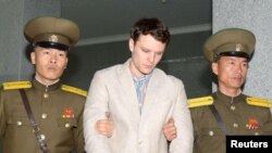 Otto Warmbier (giữa) bị Bình Nhưỡng tuyên án 15 năm tù lao động khổ sai về tội âm mưu chống lại nhà nước Bắc Triều Tiên.