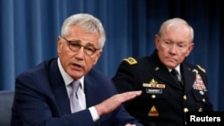 Bộ trưởng Quốc phòng Hoa Kỳ Chuck Hagel và Đại tướng Martin Dempsey, Chủ tịch Ủy Ban Tham mưu trưởng Liên quân trong buổi họp báo tại Bộ Quốc phòng 21/8/14