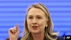 Ngoại trưởng Clinton nói mọi người đòi hỏi các quyền của mình, từ các cuộc cách mạng Mùa Xuân Ả Rập ở Trung Đông cho tới Miến Điện, nơi đang có cuộc cải tổ chính trị lịch sử