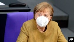 Tuy đã 67 tuổi nhưng theo qui định của Ủy ban đặc trách Tiêm chủng ở Đức, bà Merkel không nằm trong nhóm được ưu tiên chích ngừa.