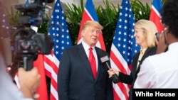 Cộng tác viên Greta Van Susteren của VOA phỏng vấn Tổng thống Donald Trump ở Singapore, 12/6/2018.