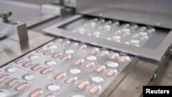 Thuốc Paxlvid của Pfizer trên dây chuyền sản xuất ở Italy.